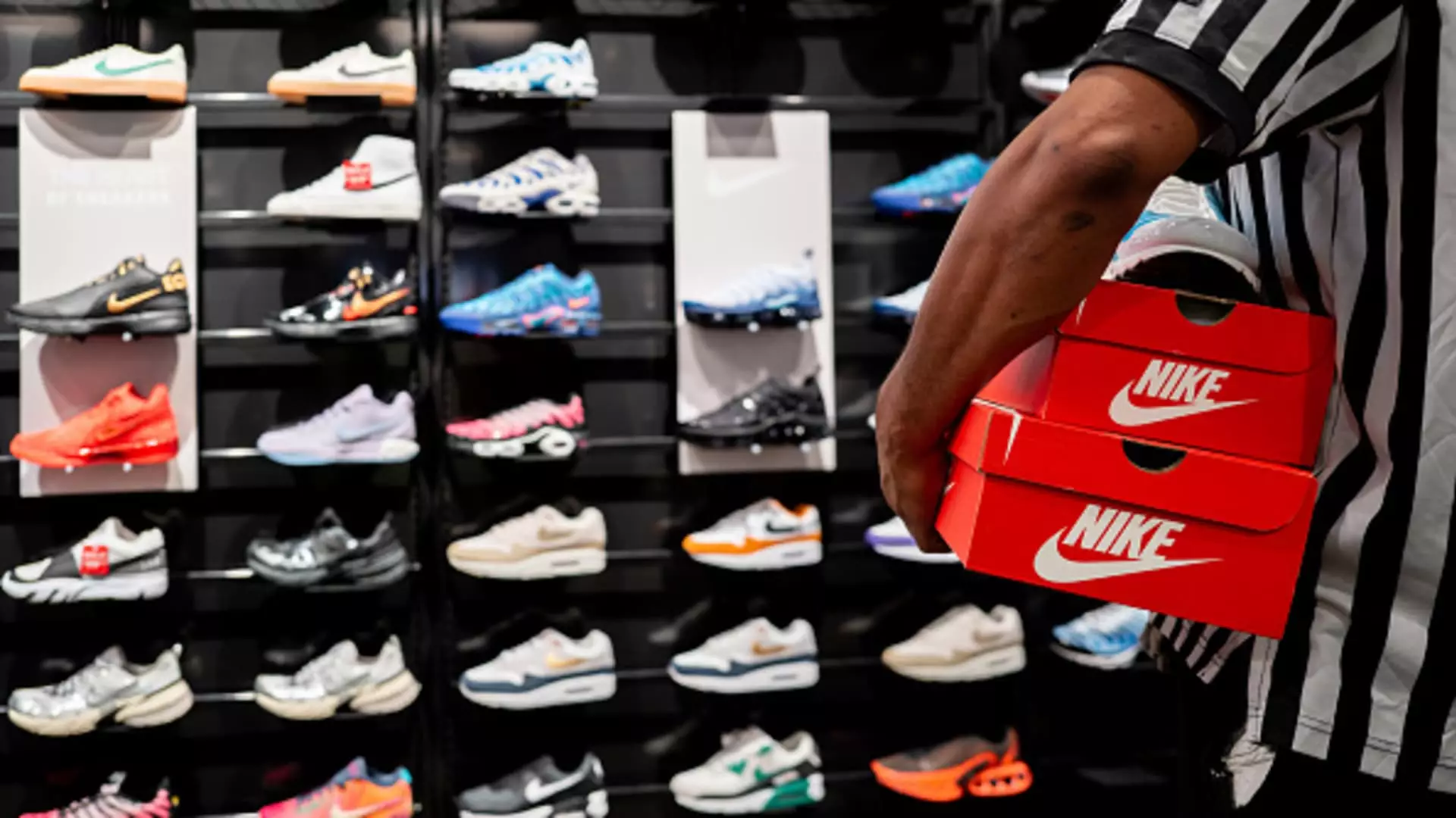 Nike Faces Challenges in Earnings Report Amid Leadership Changes and Market Stagnation