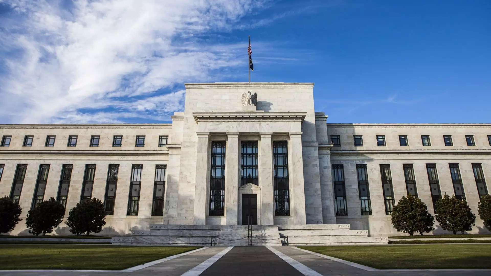 The Federal Reserve’s Interest Rate Strategy: Implications for Consumers Amidst Economic Uncertainty