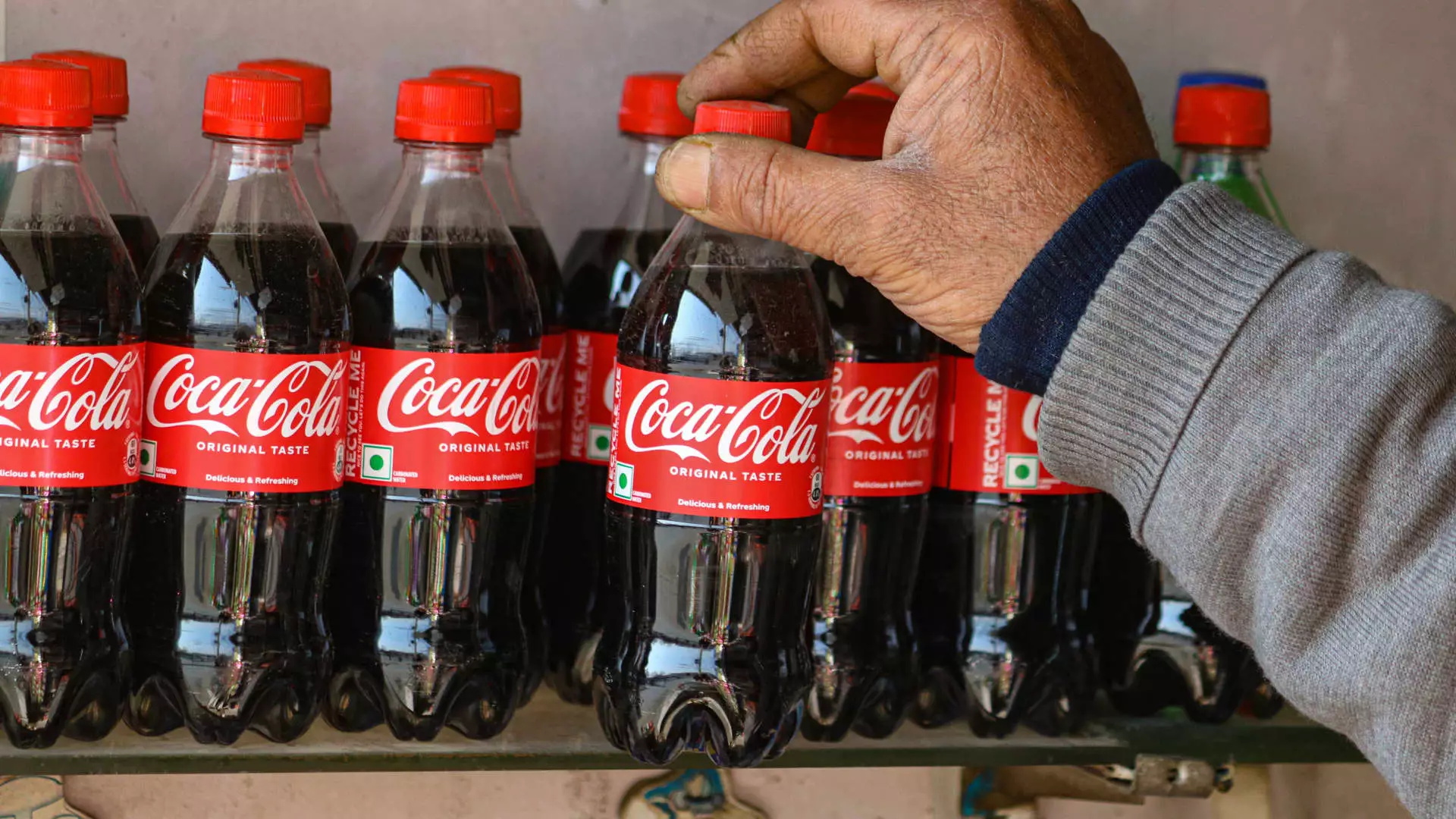 The Shift from Aluminum to Plastic: Coca-Cola’s Strategic Response to Tariffs