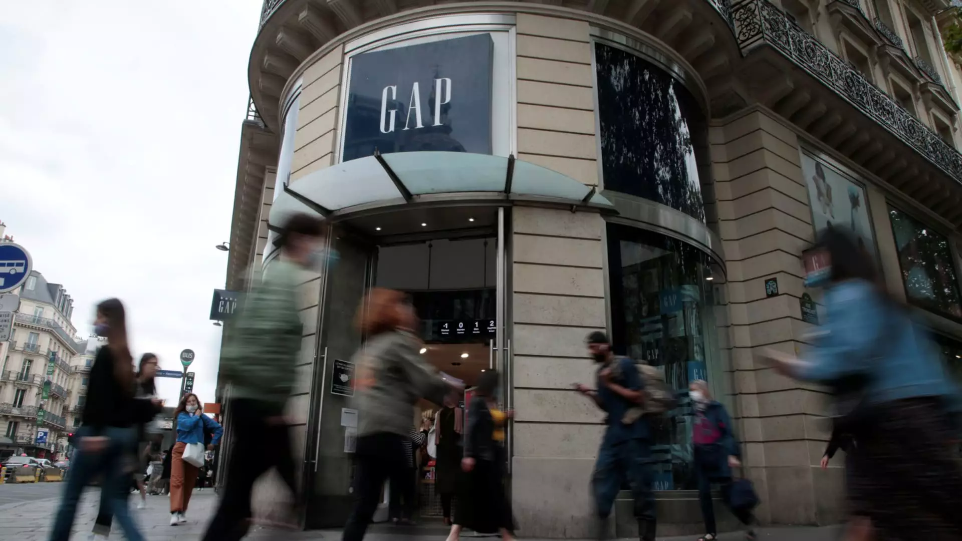 Gap’s Expectation: $300 Million Setback Amid Trade Turmoil