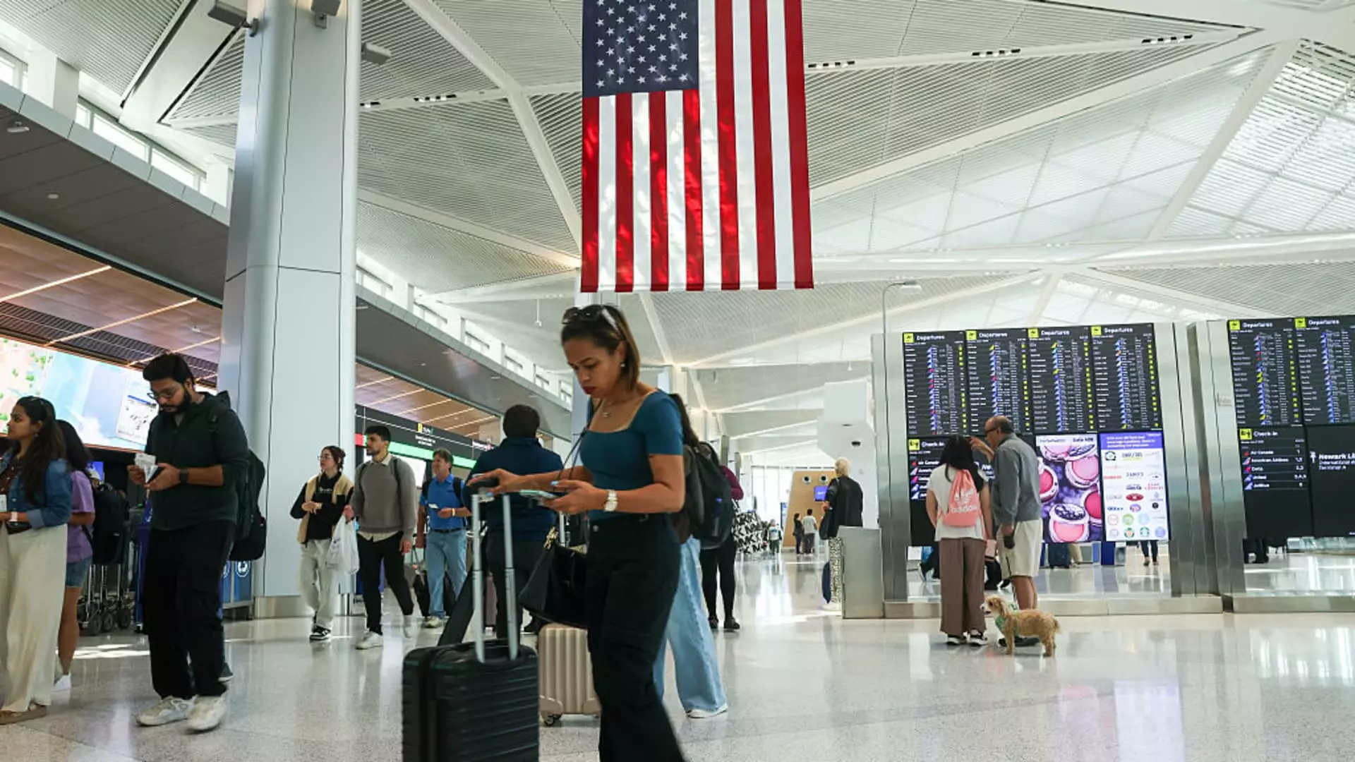 The Hidden Crisis Behind the Summer Travel Boom: A Shattered Confidence in the Airline Industry